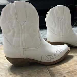 Size 8 White Mid Calf Heel Boots